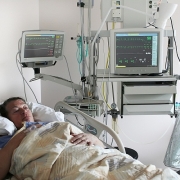 Сосудистые центры Омска получили новое оборудование