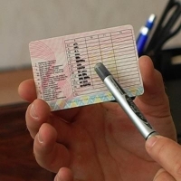 Эксгибиционистам и фетишистам запретят выдавать права