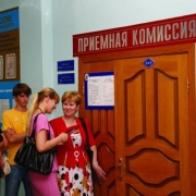 Число желающих поступить в вузы резко сокращается